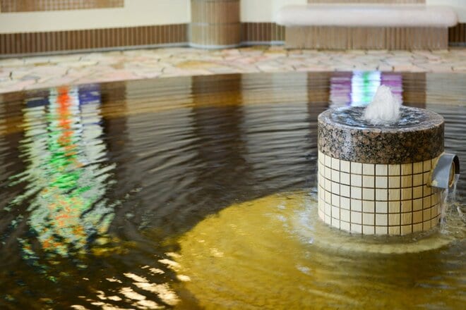 【わずか300円の100%源泉朝風呂】満開の桜も！  美ヶ原高原の下山後に癒される温泉「ロマネット」 ステンドグラスと源泉ローマ風呂が魅力【山帰り、今日はどこでととのう？Vol.4】 の画像001