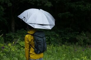 「もう使い捨てのビニ傘はいらない！」夏の夕立に備えるならアウトドアブランドの手がける「ハイキングアンブレラ」を万人におすすめしたいわけ