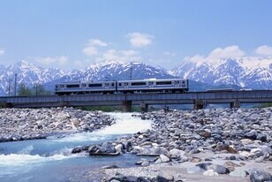 最高でしかない車窓の美しさ！　観光列車「リゾートビューふるさと」で長野から南小谷へ！　駅そば「ナカジマ会館」、駅弁「大糸線の旅」に舌鼓！　漫画『新・駅弁ひとり旅』を写真で楽しむ！