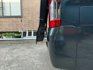 秋冬「車中泊」の快適ワザ！  必須「居住スペース換気」に便利すぎる「ドアストッパ―」ほか 「まったり＆就寝」に使えるアイテム3選！  車内実践レポ