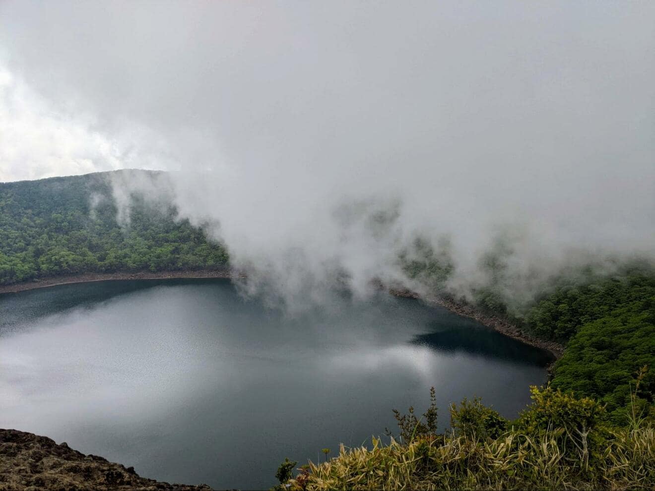 画像・写真:まるで映画『君の名は。』のクレーター! 竜王伝説の残る神秘的すぎる「天空の火口湖」鹿児島県「大浪池」を望む「韓国岳」登頂レポート【合計2枚】|トラベル|ニュース|BRAVO 画像・写真:まるで映画『君の名は。』のクレーター! 竜王伝説の残る神秘的すぎる「天空の火口湖」鹿児島県「大浪池」を望む「韓国岳」登頂レポート【合計2枚】|トラベル|ニュース|BRAVO