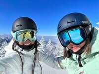“ニットからメットへ！” 「自己責任」高まるゲレンデ滑走の安全意識 「サイズ感を重視しながら小顔効果を狙う」 ヘルメット美人・イケメンを目指せ！