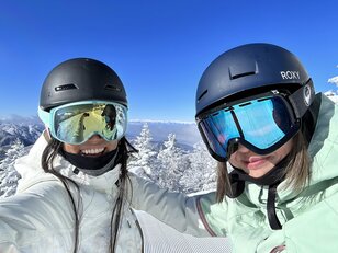 “ニットからメットへ！” 「自己責任」高まるゲレンデ滑走の安全意識 「サイズ感を重視しながら小顔効果を狙う」 ヘルメット美人・イケメンを目指せ！