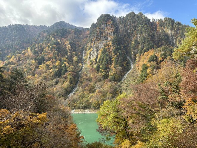 「黒部峡谷 トロッコ電車」 日本一険しい峡谷を車窓から満喫 手つかずの秘境の秋景色の中へ【紅葉フォトトレッキングガイド vol.7】富山県・黒部エリアの画像003