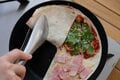 キャンプで作れば絶対盛り上がる！ トルティーヤで簡単「折りたたみピザ」【季節の外ごはんvol.49】の画像010