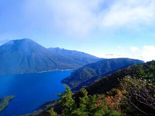 観光ついでに登れる「絶景＆穴場」の山！ 日光「半月山」中禅寺湖のブルーに映える男体山・八丁出島「往復1時間」ハイキング