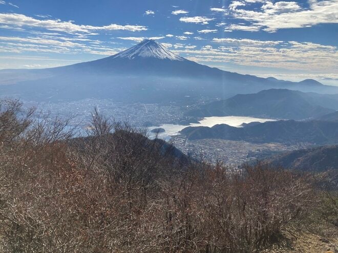 高さだけでなく美しさも日本一！  ほどよく雪化粧する時季に行きたい、冠雪した「富士山」の絶景が見られる山・5選の画像003