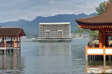 世界遺産の島「安芸の宮島」で絶景30分ハイキング！ 原始の森「弥山