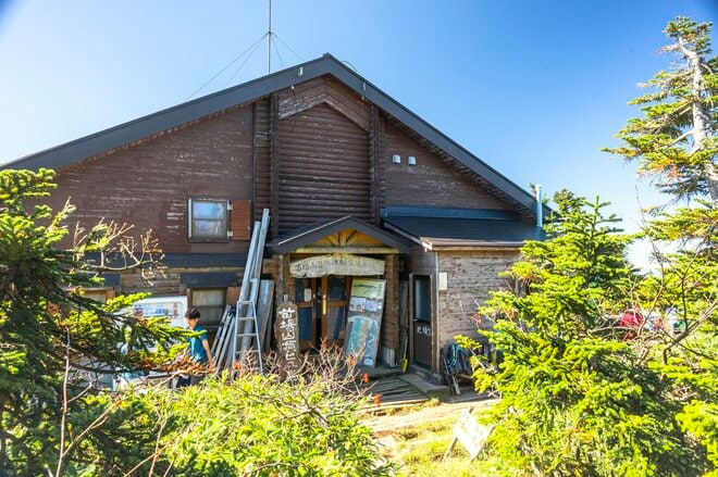 【登山】そこは、まるで天上の楽園！  “秋空を映す水鏡、黄金色の高層湿原になだらかに続く木道”  彩り鮮やかな原生林「苗場山」 長野県｜新潟県 2026年の画像008