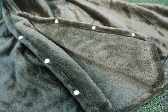 【ショップ店員に聞く！ はじめての“車中泊”グッズ】羽織り＆シュラフインが暖かいブランケット！ フワフワでお手軽、難燃性も備えたモデル〈石井スポーツ ヨドバシ新宿西口店 vol.10〉の画像003