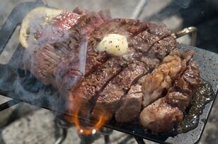 “調理テストで検証” アウトドア雑誌付録の「ミニグリル鉄板」って、本当に使えるの？＜前編＞