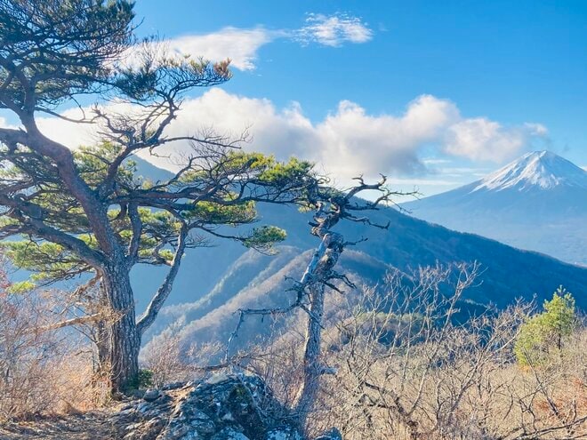 高さだけでなく美しさも日本一！  ほどよく雪化粧する時季に行きたい、冠雪した「富士山」の絶景が見られる山・5選の画像001