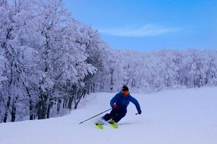 今や“青森”も遠くない、飛行機に新幹線とアクセス至便！ 日本海を望みながら滑る贅沢「青森スプリング・スキーリゾート」へ行ってきた！【青森県 鯵ヶ沢町】