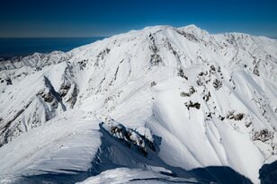 大人気の唐松岳！ 晴天に恵まれて「ご褒美絶景」と出会う【雪山登山】長野県・富山県 2024年