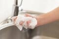 水で濡らすだけで泡立つ「洗剤付き不織布キッチンダスター」 アウトドアでの食器洗いに最適！  防災にも【コメリ／L’CREST】の画像004