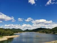 笑う「黄金の弥勒大仏」に湖畔バーベキュースポット…「巨大ダム湖」兵庫県・三田市「千丈寺湖」周辺リポート