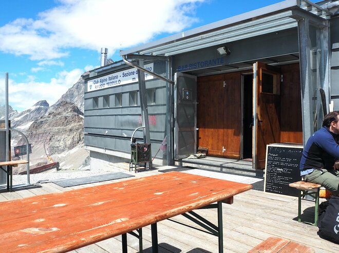 標高3,317m！ マッターホルン山頂が目前に迫る山小屋「テオデュール」で絶景ランチ【ブーツの国の街角で vol.17「チェルヴィニア」イタリア／ヴァッレ・ダオスタ州】の画像013