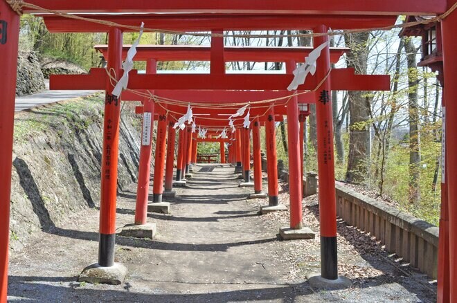 【春の信州でお花見散策】朱塗りの柱が目を引く空中楼閣！  圧巻の懸崖造り 難読「鼻顔稲荷神社」は桜の名所！  長野県佐久市・2024年の画像003