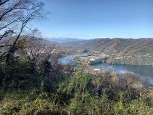 山頂までわずか40分！  難攻不落の山城跡を歩く「津久井城山」ハイキング！  見渡す「秩父＆奥多摩の山々」と眼下の「津久井湖」冬絶景レポ【神奈川県相模原市】