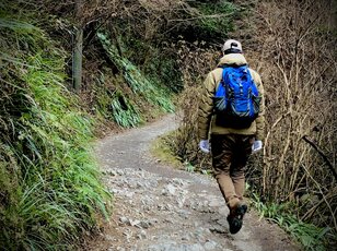 アウトドア初心者への最適解！  日帰り登山、キャンプで活躍するファッショナブルで高機能【中型30Lクラス】バックパックの「おすすめ5選」とは？