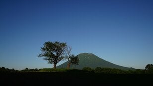 スキーだけじゃない！ 絶妙プロポーションのニセコのシンボル「北海道の富士山」羊蹄山「絶景登山レポート」