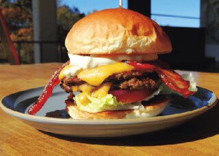 「Aki's BURGER in チロル」では100%アンガスビーフ使用のハンバーガーが定番