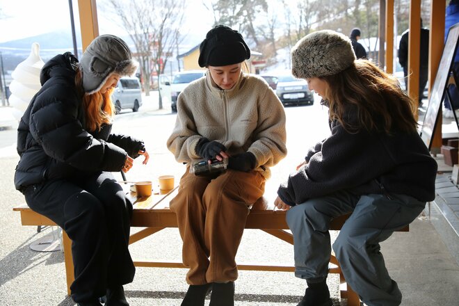 【群馬県川場村】最高の雪旅！ 道の駅ランキング1位「道の駅 川場田園プラザ」＆ 極上パウダー「川場スキー場」を “メレル アウトドア クラブ” メンバーが満喫の画像002