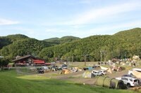 札幌市中心部から20分の好立地「ban.K Camp Field」 自然に囲まれた森の中でファミリーキャンプとアウトドア・アクティビティを満喫！【北海道・さっぽろばんけいスキー場】