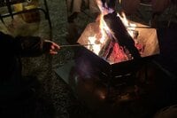 「体が温まる」だけじゃない！  冬の「焚き火」がキャンパーを引き寄せて離さない「3つの魅力」 心に効く＆不思議な “とっておきの時間” 実体験レポ