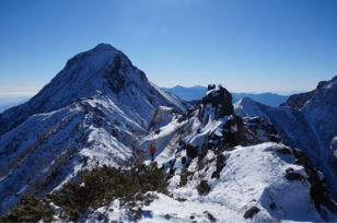 冬の八ヶ岳連峰最高峰「赤岳」縦走ルートで「山小屋・星空・爆裂火口」の絶景体験！