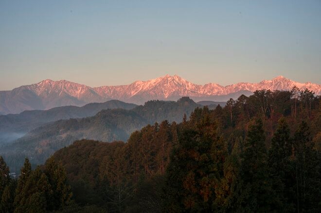【北アルプス】ついに冠雪！  新雪に煌めく山並みがモルゲンロートに染まる 「気軽に立ち寄れる絶景展望スポット」 長野県・2025年の画像002