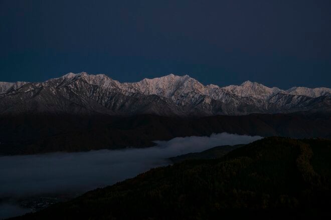 「一夜明けると雪化粧した峰々が姿を現した！」 新雪に煌めく山並みがモルゲンロートに染まる “車で行ける山頂！”   鷹狩山【北アルプス】長野県大町市・ 2025年の画像001