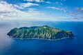 【行くなら4月が狙い目】「死ぬまでに見るべき世界の絶景13選」に選ばれた秘境「青ヶ島」＜前編＞【絶景キャンプ場ガイド-言葉を失うほどの風景に会いに行こう- vol.30】の画像001