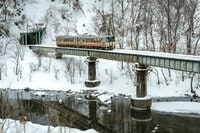 山里の懐かしい景色の中、ローカル列車「大糸線」に揺られ  ～大人気「道の駅」 老舗名湯「姫川温泉」で味わう冬の “おたり旅”～【長野県小谷村】