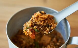 【料理をするのがバカらしくなるほどウマい】山ごはん好きは知らない方がよいかも？「ドライフード界のゲームチェンジャー」が圧倒的新作3品が登場