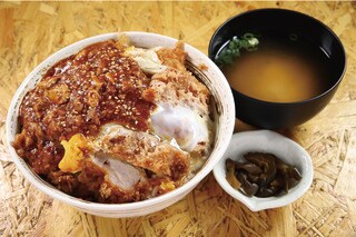 「かつどんのかつどん家」は、空腹をしっかり満たしてくれるメニューが揃う