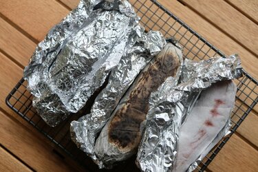 2ページ目 徹底比較検証 なにで包むのがベスト しっとりホクホク な焼き芋の作り方 季節の外ごはん Vol 23 キャンプ 季節の外ごはん Bravo Mountain