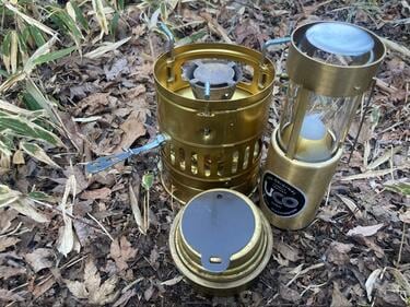 手がかかる＆不便でも… シブすぎる「真鍮」キャンプギア