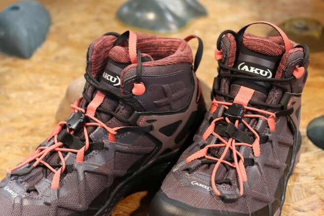 【ショップ店員に聞く！ イチ推しアウトドアギア】2つの「靴ひも＆ソールパターン」が斬新かつ機能的！  アク「ロケットミッド」ウィメンズ〈石井スポーツ 登山本店 vol.4〉の画像