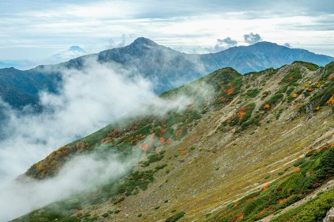 【登山】ここ数年で一番の美しさ「南アルプスの貴公子と女王の山岳紅葉」 日本の1-2-3位の高峰を望む  南アルプス・2025年の画像018