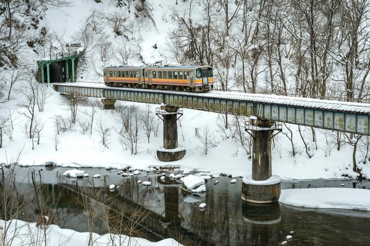 山里の懐かしい景色の中、ローカル列車「大糸線」に揺られ  ～大人気「道の駅」 老舗名湯「姫川温泉」で味わう冬の “おたり旅”～【長野県小谷村】 