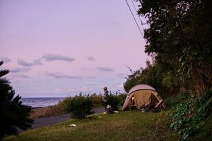 【連休でも空いている】東京から行ける「島キャンプ」 渋滞知らずの三宅島・大久保浜【絶景キャンプ場ガイド-言葉を失うほどの風景に会いに行こう- vol.40】