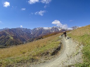 【速報】新雪と紅葉のコラボレーション！ 「絶景の白馬岩岳マウンテンリゾート・マウンテンハーバー」 爽快！ MTBで色づく森を走り抜ける