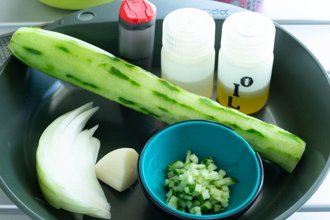 川でキンキンに冷やして作る！  トマジューとやきとり缶の冷製スープ「ガズパチョ」【缶詰博士の缶たん”CAN”P料理 vol.92】の画像005