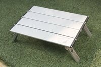 【ショップ店員に聞く！ はじめての“車中泊”グッズ】ド定番のキャンプミニテーブルが車内でも大活躍！  スペースに合うものを選んで〈石井スポーツ ヨドバシ新宿西口店 vol.12〉