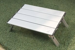 【ショップ店員に聞く！ はじめての“車中泊”グッズ】ド定番のキャンプミニテーブルが車内でも大活躍！  スペースに合うものを選んで〈石井スポーツ ヨドバシ新宿西口店 vol.12〉