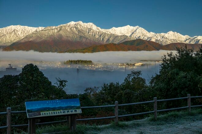 「一夜明けると雪化粧した峰々が姿を現した！」 新雪に煌めく山並みがモルゲンロートに染まる “車で行ける山頂！”   鷹狩山【北アルプス】長野県大町市・ 2025年の画像010