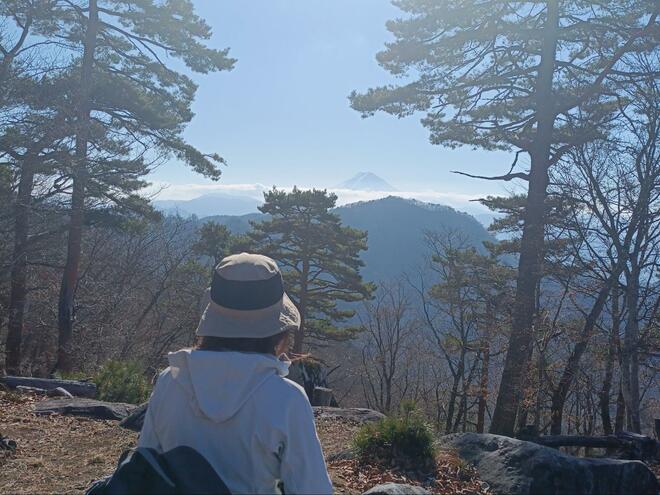 登山口から90分で「富士山」眺望の山頂へ！  山梨百名山「源次郎岳」で静かな「冬ハイキング」を堪能！  下山後は温泉も【山梨県甲州市】の画像005