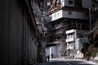 まるで「SF映画」の景観！ 駅から“ロングアプローチ”で登る「武甲山」 大迫力の採掘工場＆山頂からの絶景！  全20km登山レポ【埼玉県秩父市】