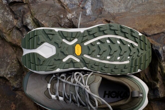 【分厚いソールが膝に優しい】HOKAの人気モデル「KAHA」がリニューアルの画像008